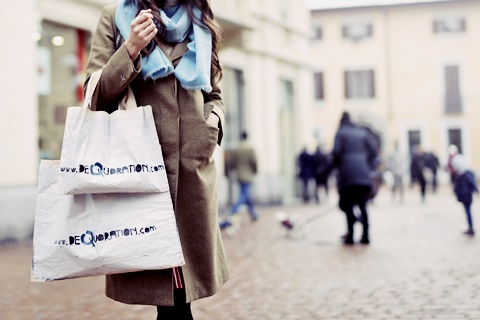 ブランド物の洋服を着ているた女性のイメージ