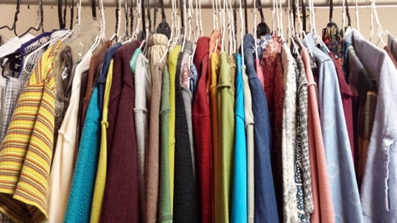 クローゼット内のたくさんの洋服