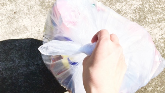 不要な服をゴミとして捨てる