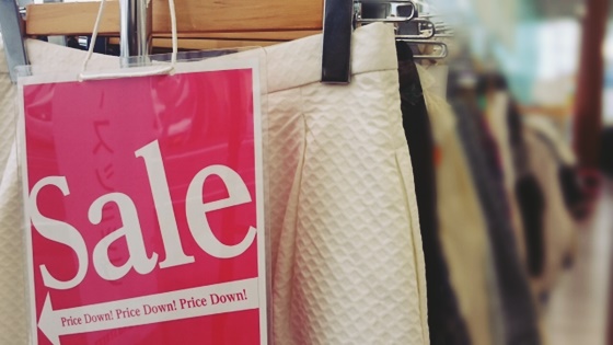 リサイクルショップでSALE品として売られている服